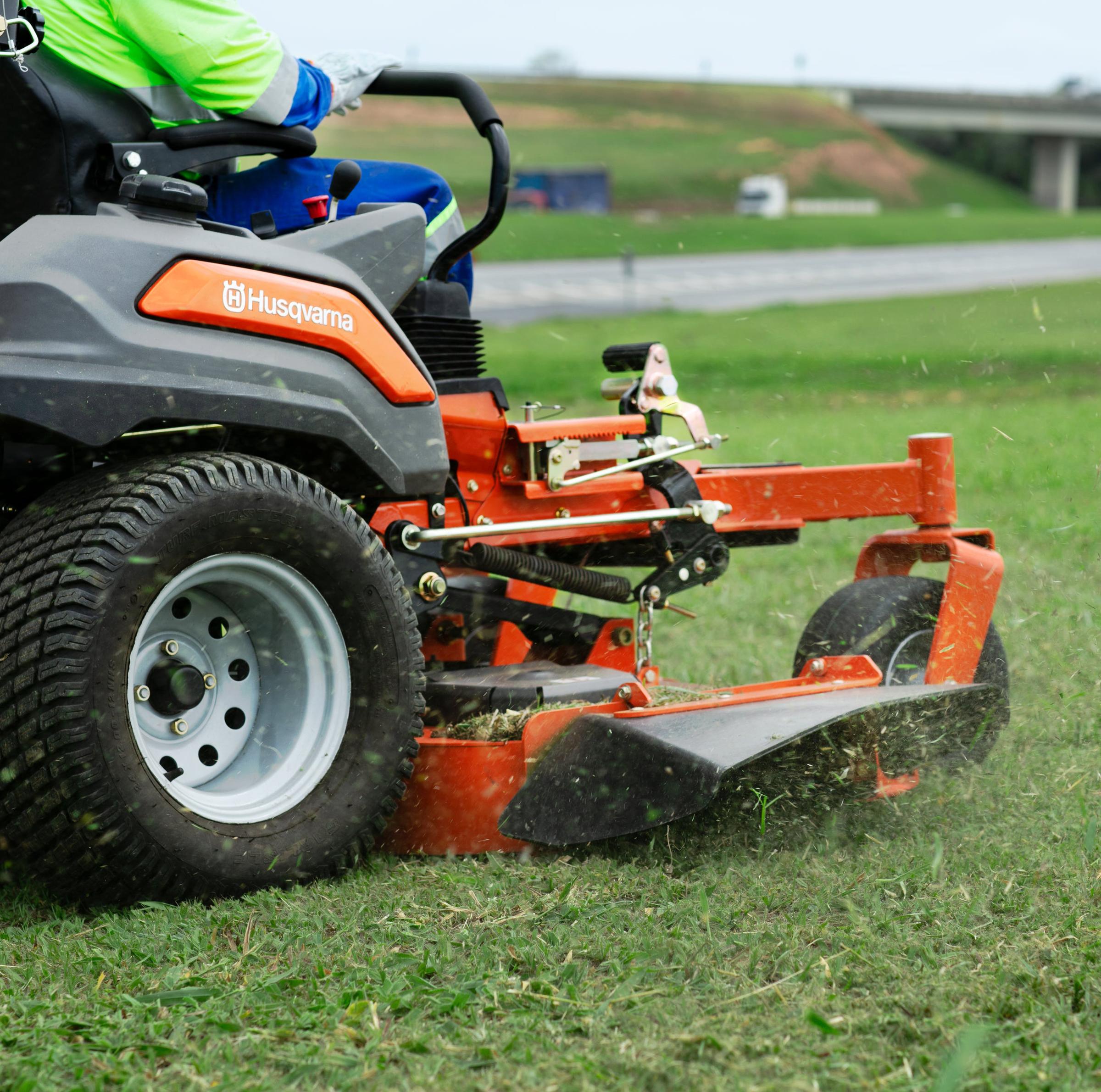 Husqvarna Zero Turn fűnyíró traktorok: professzionális teljesítmény otthoni és ipari felhasználásra