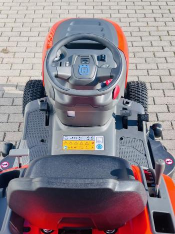 TC 220T fűnyíró traktor fűgyűjtővel 5.Kép