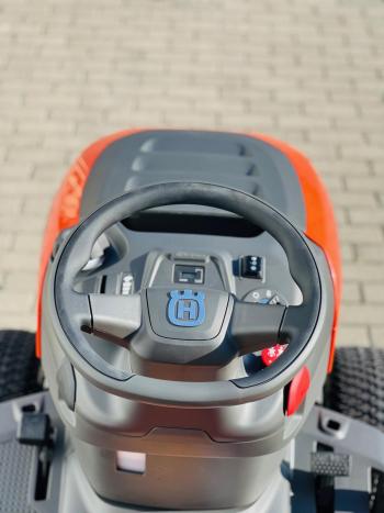 TC 220T fűnyíró traktor fűgyűjtővel 6.Kép