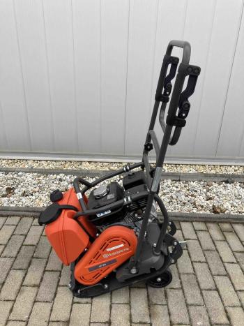 https://www.andlkft.hu/media_ws/10024/2018/idx/husqvarna-lf-80lat-lapvibrator-viztartallyal-honda--2.jpg