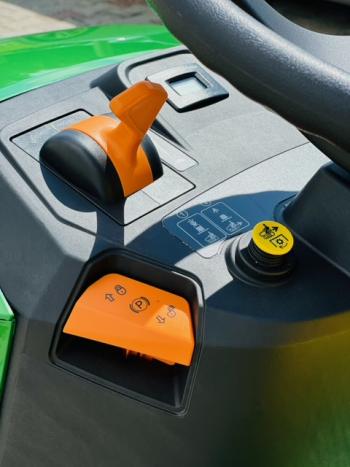 X167R fűgyűjtős fűnyíró traktor 9.Kép