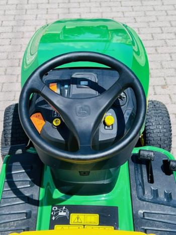X167R fűgyűjtős fűnyíró traktor 5.Kép
