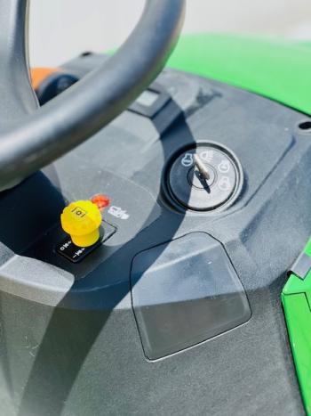 X167R fűgyűjtős fűnyíró traktor 7.Kép